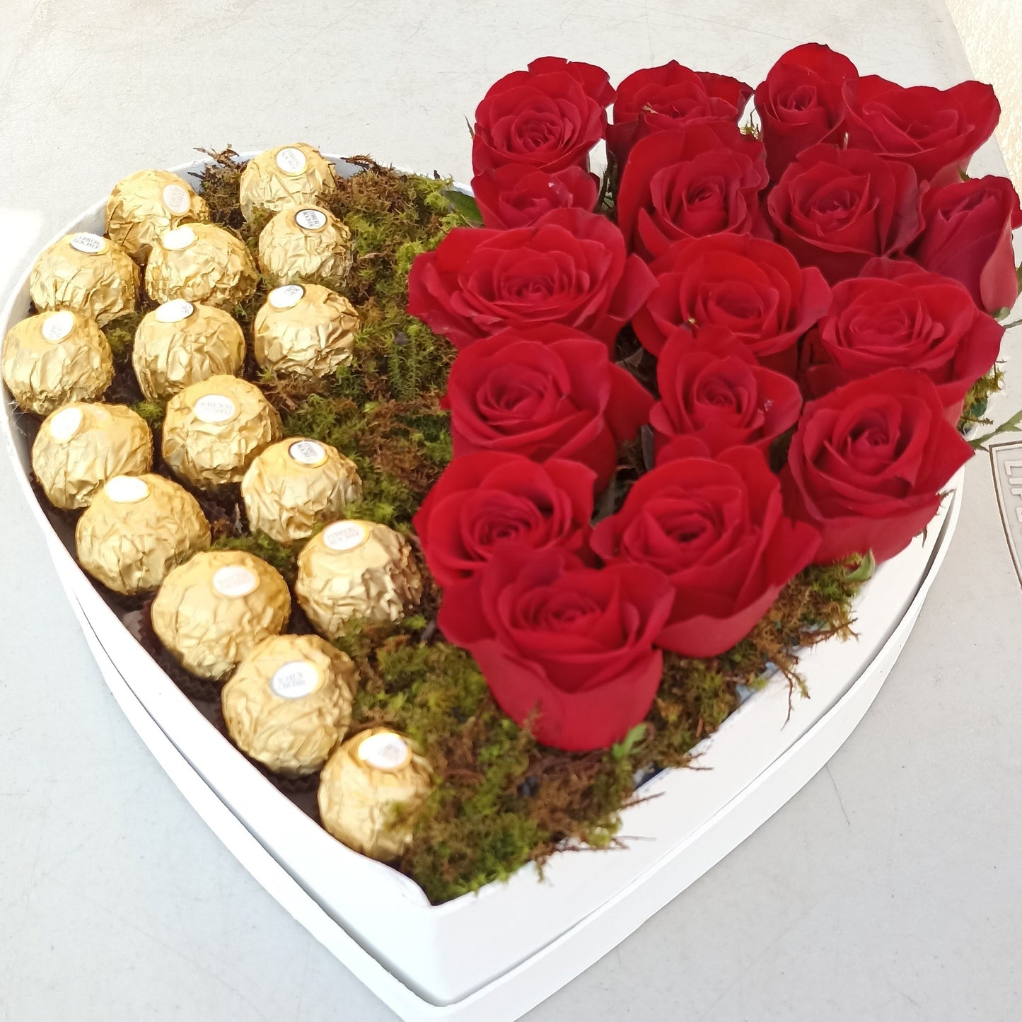 Corazón Floral con Rosas y Ferrero Rocher