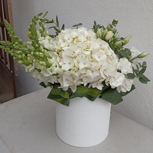Caja floral blanca para condolencia.
